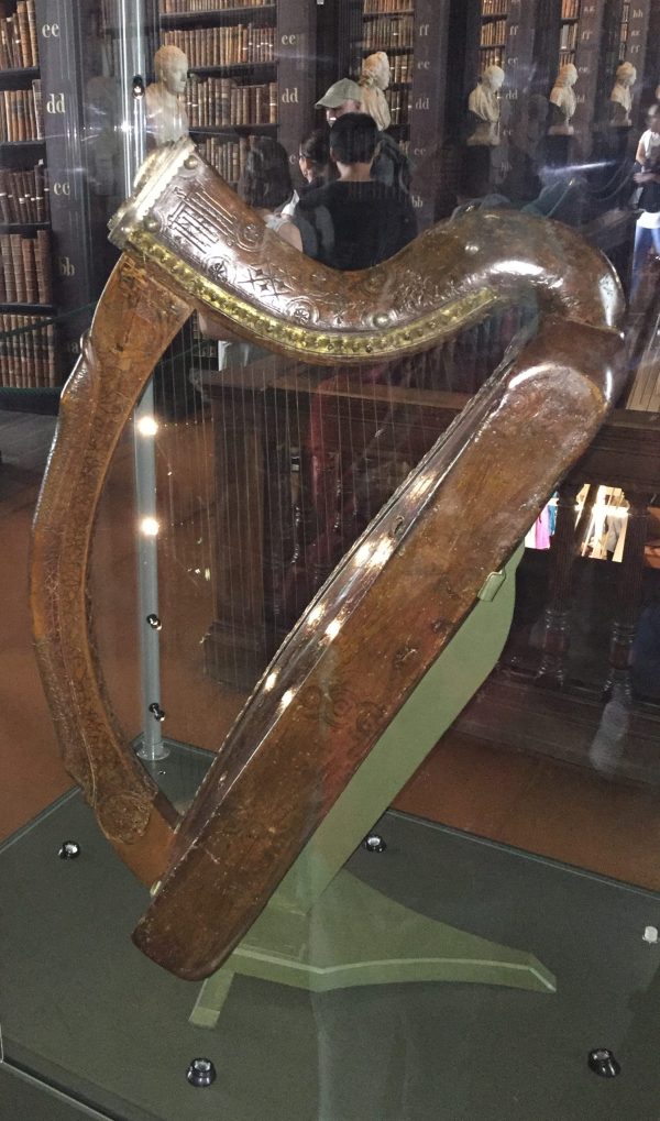 Trinity_College_harp,_Dublin,_Ireland,_2017_(cropped)